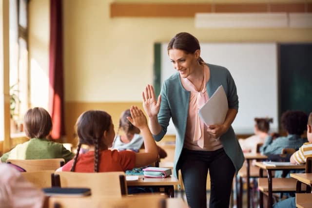 Co z nauczaniem w szkole? Problemy i wyzwania w polskiej edukacji Co z nauczaniem w szkole? Problemy i wyzwania w polskiej edukacji