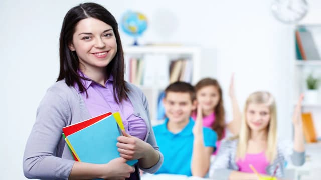 Nauczyciel nauczania początkowego czy edukacji wczesnoszkolnej - kluczowe różnice i ich znaczenie Nauczyciel nauczania początkowego czy edukacji wczesnoszkolnej - kluczowe różnice i ich znaczenie