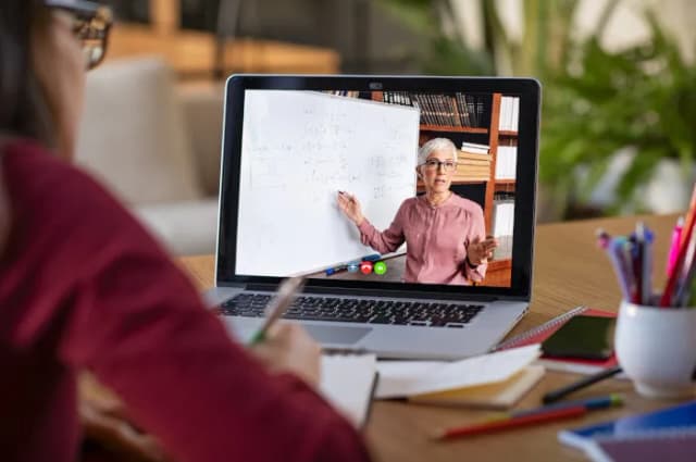 Od kiedy zaczęło się zdalne nauczanie i jak wpłynęło na edukację? Od kiedy zaczęło się zdalne nauczanie i jak wpłynęło na edukację?