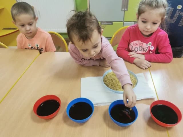 Zajęcia sensoryczne z makaronem, które rozweselą każde dziecko Zajęcia sensoryczne z makaronem, które rozweselą każde dziecko