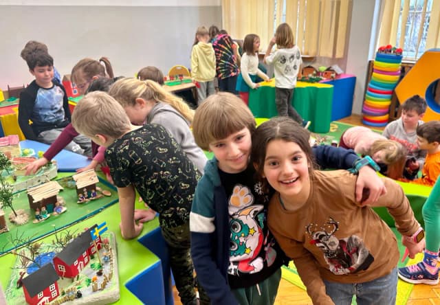 Zajęcia dzieci z Bullerbyn: Jak rozwijać umiejętności i kreatywność Zajęcia dzieci z Bullerbyn: Jak rozwijać umiejętności i kreatywność